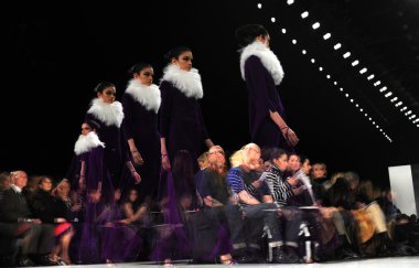 New York - Şubat 10: Ralph Rucci moda pist göstermek sırasında sonbahar 2013 model yürür