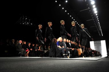 New York - Şubat 10: Ralph Rucci moda pist göstermek sırasında sonbahar 2013 model yürür