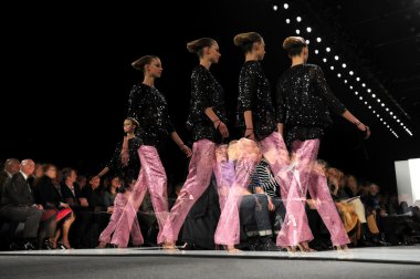 New York - Şubat 10: Ralph Rucci moda pist göstermek sırasında sonbahar 2013 model yürür