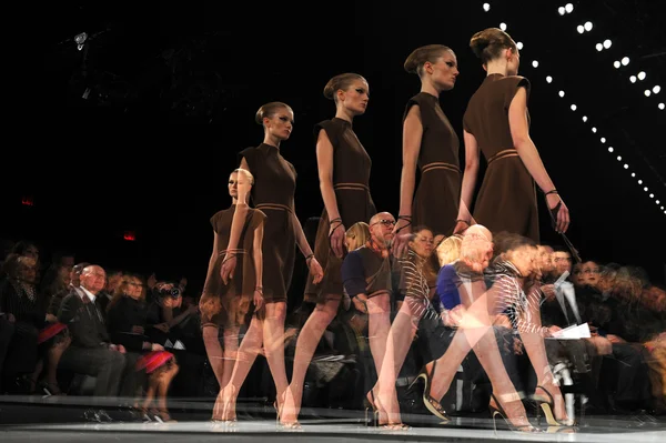 NUEVA YORK - 10 DE FEBRERO: Una modelo camina por la pasarela en el desfile de moda Ralph Rucci durante el otoño de 2013 —  Fotos de Stock