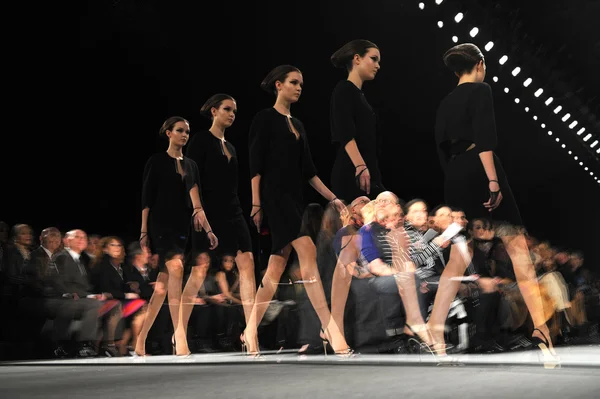 ニューヨーク - 2 月 10 日: 秋 2013年中にラルフ Rucci ファッションの滑走路を表示するモデル散歩です。 — ストック写真