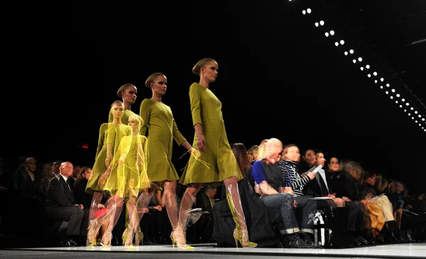 НЬЮ-ЙОРК - 10 февраля: Модель ходит по подиуму на показе мод Ральфа Руччи осенью 2013 года — стоковое фото
