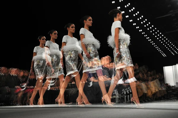 NUEVA YORK - 10 DE FEBRERO: Una modelo camina por la pasarela en el desfile de moda Ralph Rucci durante el otoño de 2013 — Foto de Stock