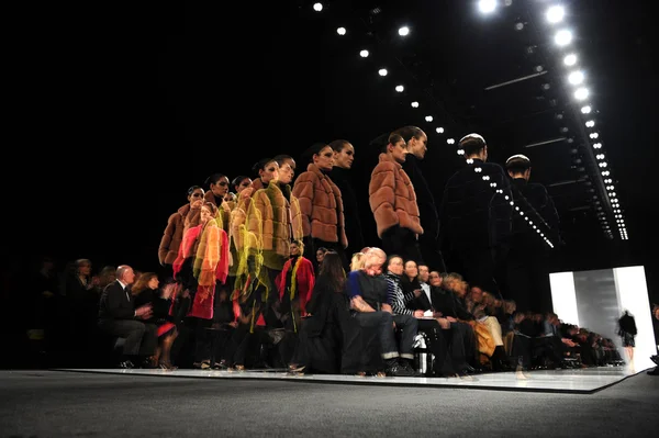 NOVA IORQUE - FEVEREIRO 10: Um modelo caminha na passarela do desfile Ralph Rucci durante o outono de 2013 — Fotografia de Stock