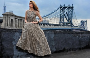 model üzerinde çatı katındaki konumu ile metal köprü inşaatı zemin üzerine uzun gece elbisesi giymiş seksi poz moda