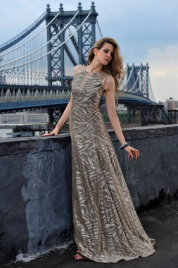 model üzerinde çatı katındaki konumu ile metal köprü inşaatı zemin üzerine uzun gece elbisesi giymiş seksi poz moda