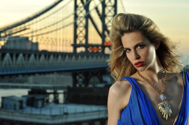 manken tam seksi saç ve çatı katındaki konumu üzerinde poz kırmızı dudaklar ile portre kadar yakın