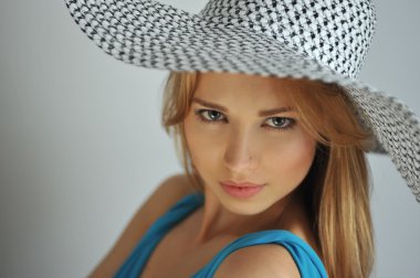 Yaz şapka giyen genç seksi sarışın kız portresi