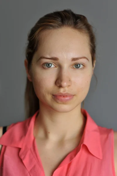 Porträtt av ung slavisk modell utan make-up i naturligt ljus — Stockfoto