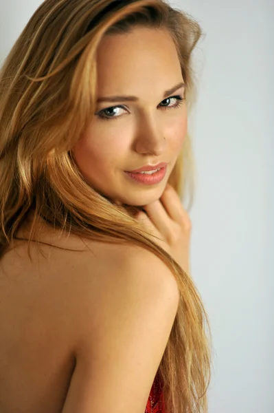 Retrato de cerca del joven modelo eslavo con maquillaje mínimo — Foto de Stock