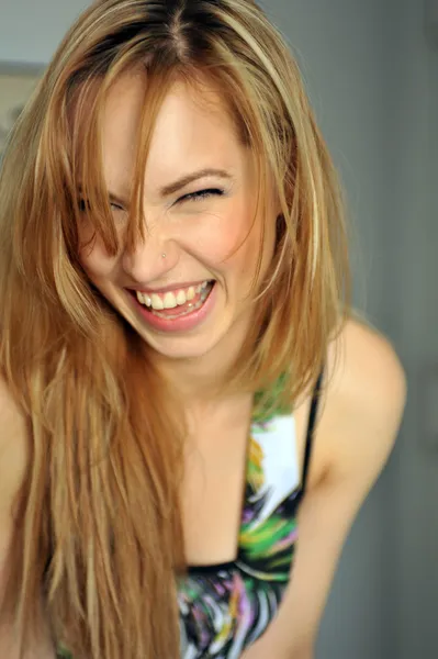 Retrato de una joven rubia sexy haciendo caras — Foto de Stock