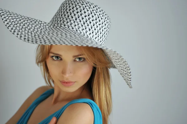 Portrait de jeune fille blonde sexy portant un chapeau d'été — Photo