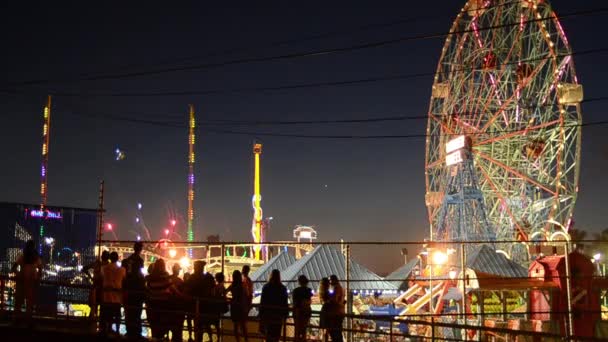 4 juli självständighetsdagen fyrverkeri show som årliga händelse att fira födelsen av USA, juli 4, 2013 på coney island i brooklyn ny — Stockvideo