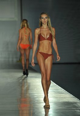 model erin tarafından toksik sadie koleksiyonu pist yürür thomas