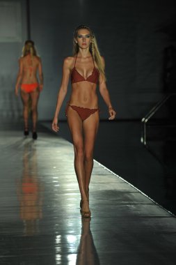 model erin tarafından toksik sadie koleksiyonu pist yürür thomas