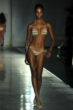 model erin tarafından toksik sadie koleksiyonu pist yürür thomas