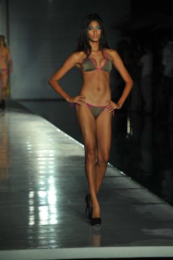 model erin tarafından toksik sadie koleksiyonu pist yürür thomas