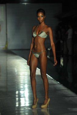 model erin tarafından toksik sadie koleksiyonu pist yürür thomas