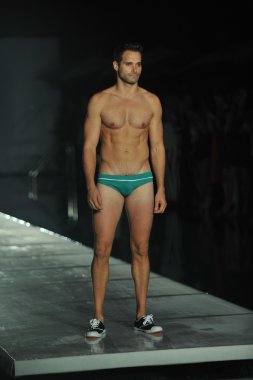 Pist barraca şık mayo şov sırasında yürüyüş modeli