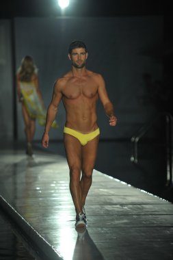 Pist barraca şık mayo şov sırasında yürüyüş modeli