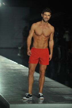 Pist barraca şık mayo şov sırasında yürüyüş modeli