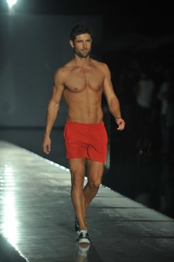 Pist barraca şık mayo şov sırasında yürüyüş modeli