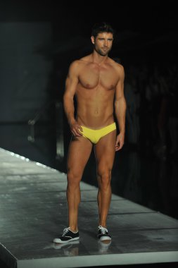 Pist barraca şık mayo şov sırasında yürüyüş modeli