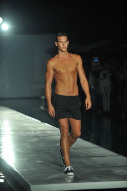 Pist barraca şık mayo şov sırasında yürüyüş modeli