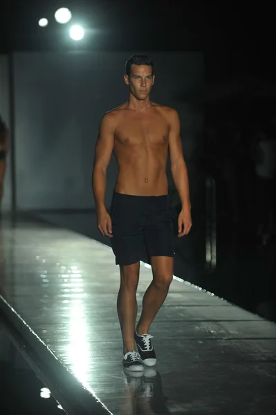 Model walking runway during Barraca Chic swimwear show — Stock Photo, Image