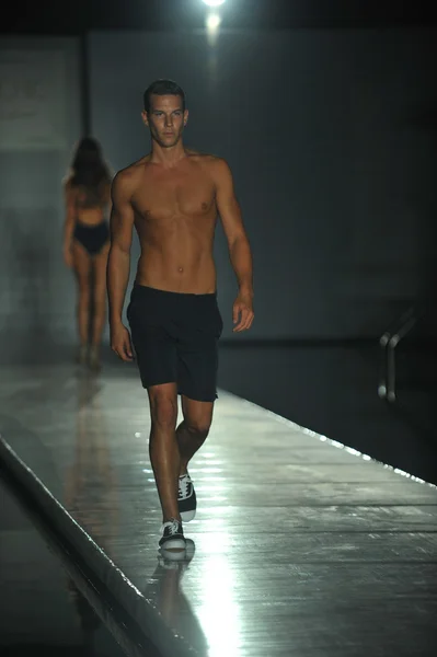 Model walking runway during Barraca Chic swimwear show — Stock Photo, Image