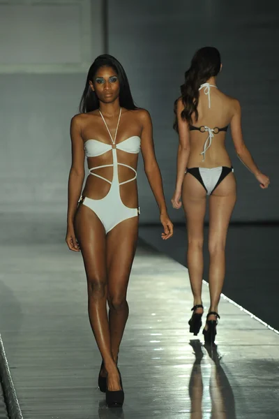 Model walks runway at the Toxic Sadie Collection by Erin Thomas — Stock Photo, Image