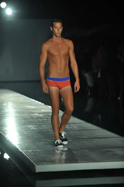 Model walking runway during Barraca Chic swimwear show — Stock Photo, Image