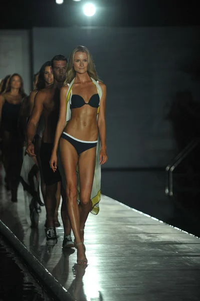 Models walking the runway finale during Barraca Chic swimwear show — Stock Photo, Image