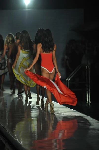 Modelos caminando el final de la pista durante el show de trajes de baño de Barraca Chic —  Fotos de Stock