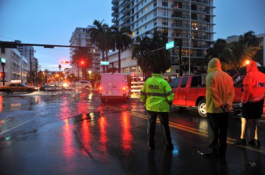 su dolu caddeler ve yollar miami south Beach üzerinde taşıma arabaları