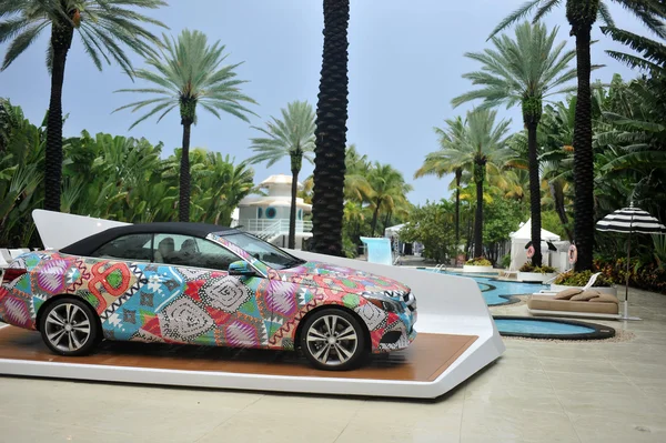 Vue de la Mercedes-Benz E350 Cabriolet 2014 par Mara Hoffman lors de la Fashion Week Swim 2014 — Photo