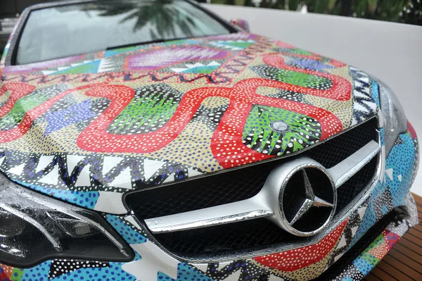 Вид на 2014 Mercedes-Benz E350 кабріолет за Мара Хоффмана на Mercedes-Benz Fashion тижня плавати 2014 — стокове фото