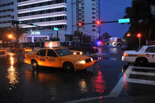 车在水淹的街道及迈阿密南海滩的道路上移动 — 图库照片