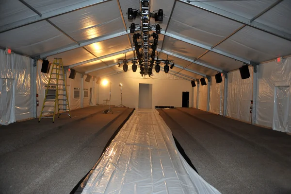 Le tende vuote si preparano prima della Mercedes-Benz Fashion Week Swim 2014 — Foto Stock