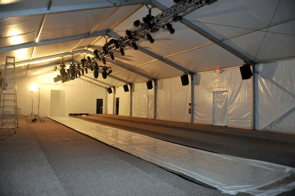 Puste namioty przygotować przed mercedes-benz fashionweek pływać 2014 — Zdjęcie stockowe