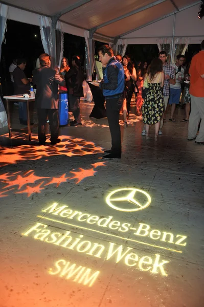 Gäste bei der mercedes-benz fashion week — Stockfoto