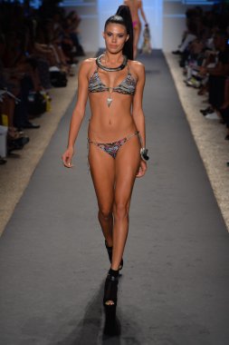 model mercedes-benz yüzmek moda haftası sırasında Plaj Tavşanı koleksiyonu için 2014 pist yürür