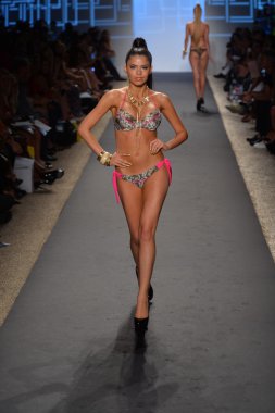 model mercedes-benz yüzmek moda haftası sırasında Plaj Tavşanı koleksiyonu için 2014 pist yürür