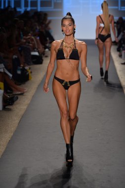 model mercedes-benz yüzmek moda haftası sırasında Plaj Tavşanı koleksiyonu için 2014 pist yürür