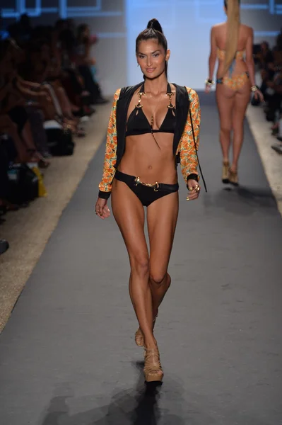 La modella passeggia sulla pista della collezione Beach Bunny per il 2014 durante la Mercedes-Benz Swim Fashion Week — Foto Stock