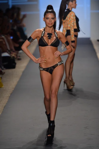 Model läuft Laufsteg bei der Strandhasen-Kollektion für 2014 während der mercedes-benz swim fashion week — Stockfoto