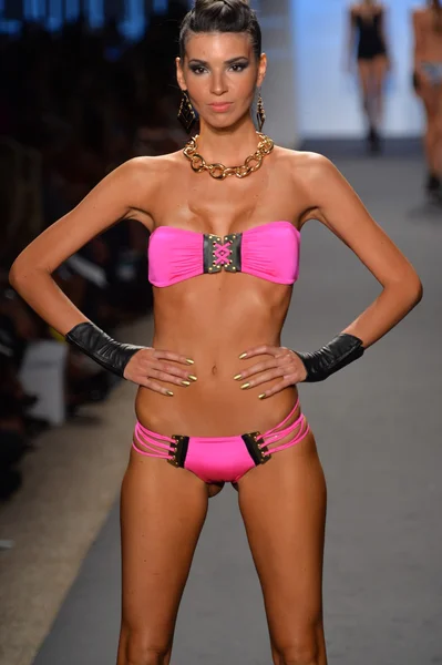 Modelo caminha pista na Beach Bunny Collection para 2014 durante Mercedes-Benz Swim Fashion Week — Fotografia de Stock