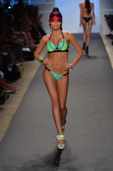 Model berjalan runway di Beach Bunny Collection untuk tahun 2014 selama Mercedes-Benz Swim Fashion Week — Stok Foto