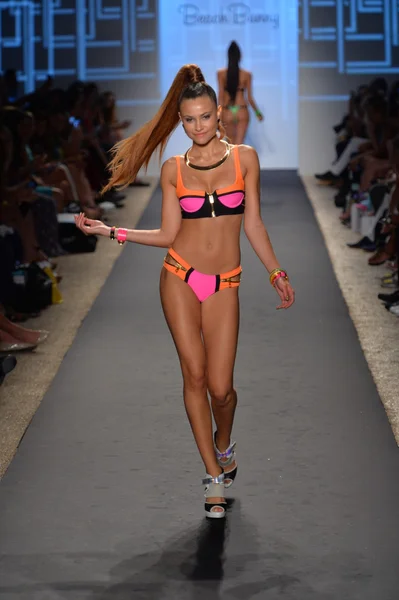 La modella passeggia sulla pista della collezione Beach Bunny per il 2014 durante la Mercedes-Benz Swim Fashion Week — Foto Stock