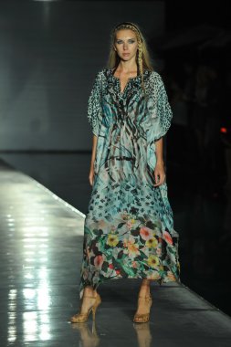 model mercedes-benz yüzmek moda haftası sırasında kareenas koleksiyonu-2013 için pist yürür